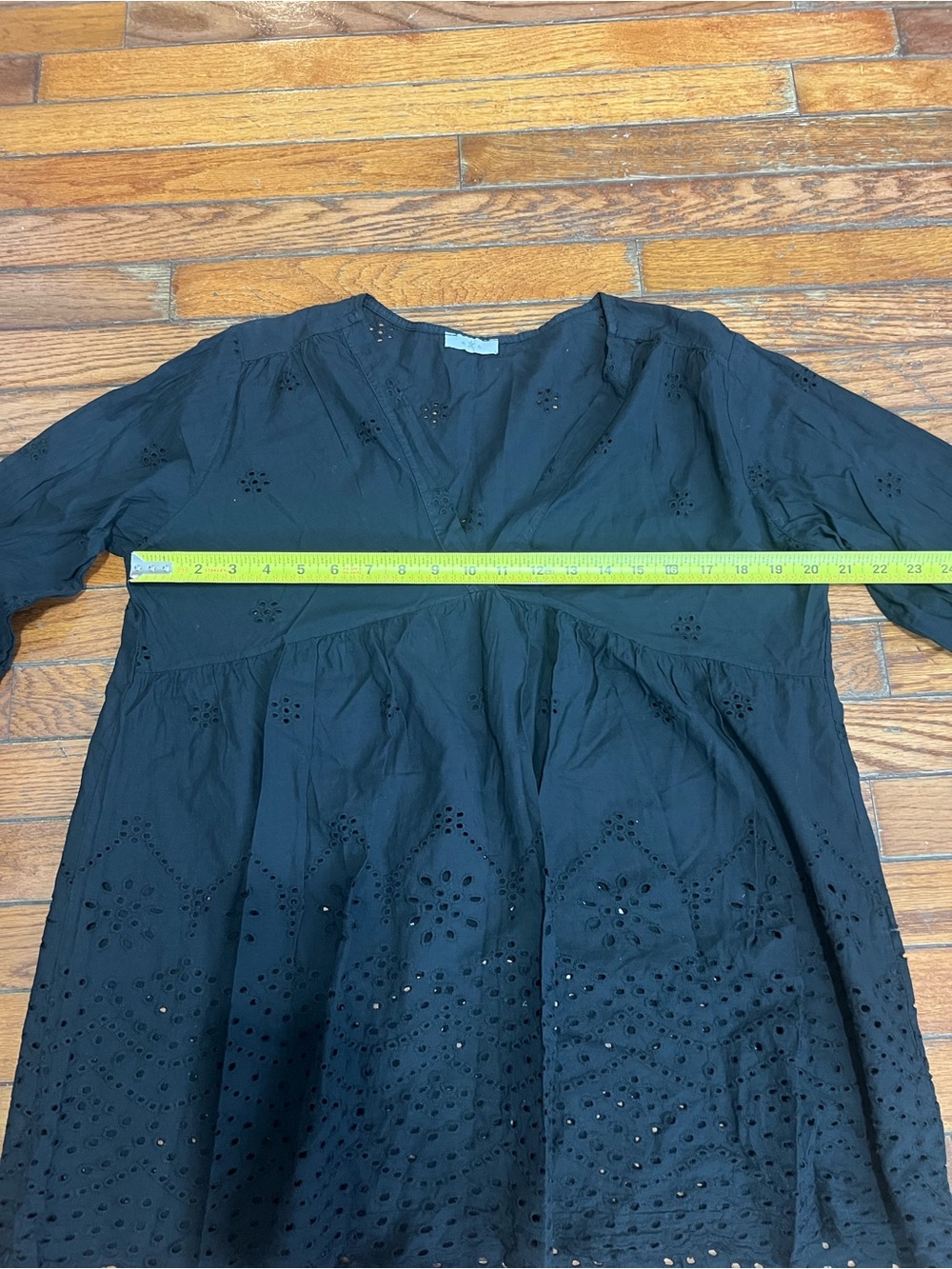 Pronto moda dolce vita Black Eyelet V-Neck Tunic Top - Women size L - Picture 5 of 10